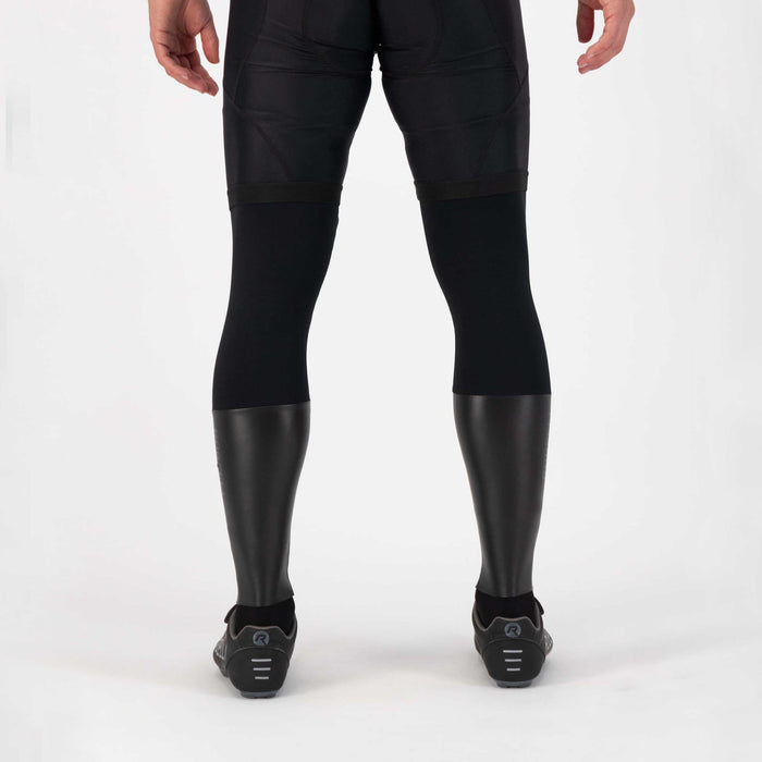 Rogelli Halo armwarmers zwart als verlenging van korte fietsbroek gedragen achterkant.