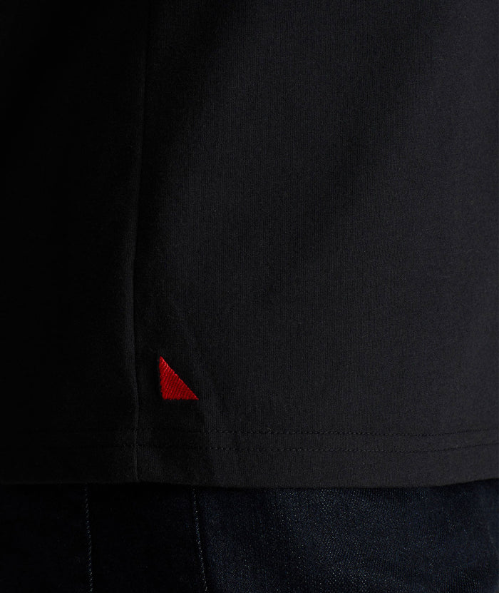 Model is wearing UNTUCKit Saxum ultra soft tee in black.