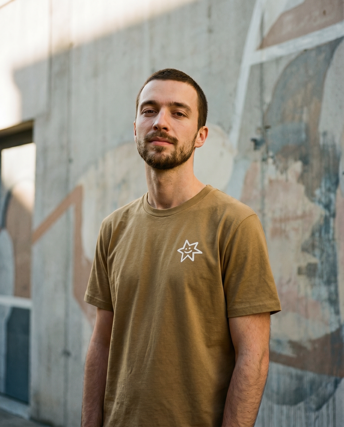 Contrast Star Graphic T-Shirt – Olive