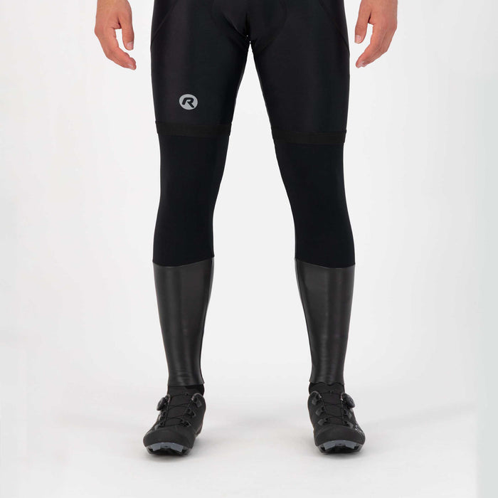 Rogelli Halo armwarmers zwart als verlenging van korte fietsbroek gedragen voorkant.