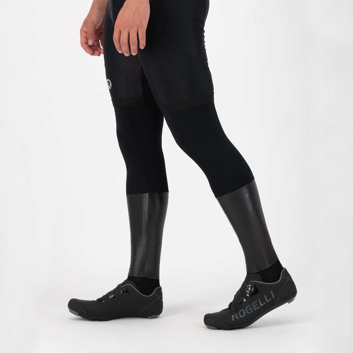 Rogelli Halo armwarmers zwart als verlenging van korte fietsbroek gedragen zijkant.